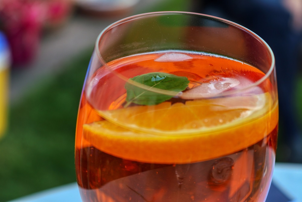Glas mit Aperol-Weizen gefüllt, darin eine Orangenscheibe