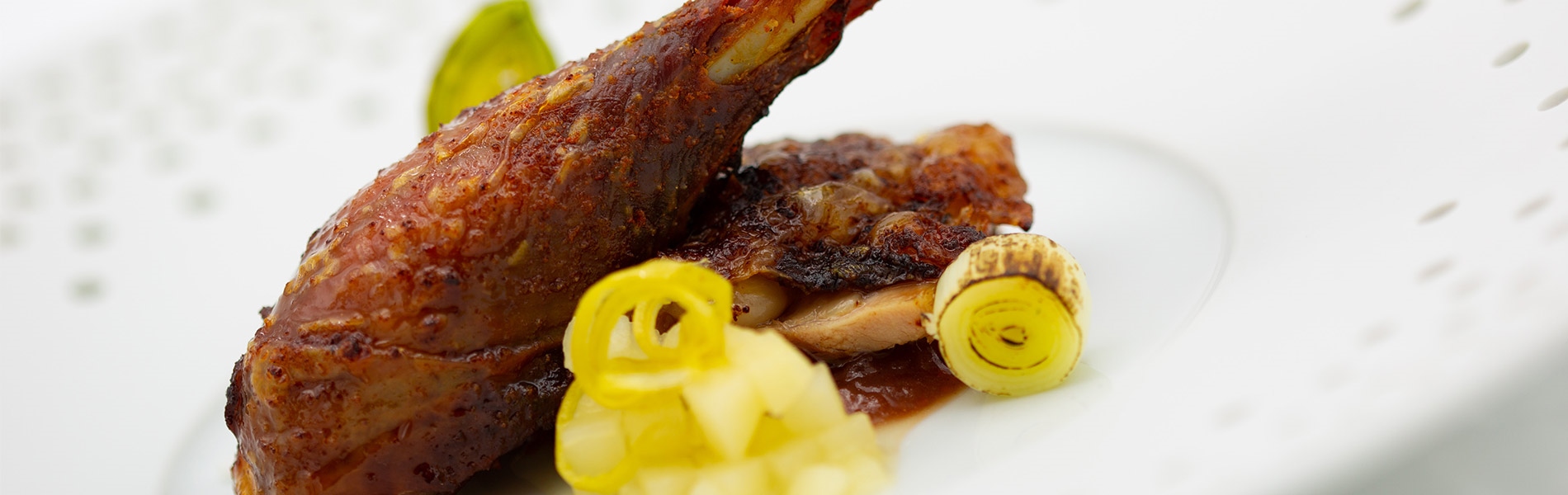 Fasan mit Birnen-Lauch Gemüse und Feigen-Pfeffer-Sauce