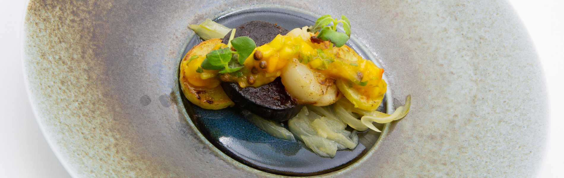 Jakobsmuschel-Blutwurstgröst´l mit Mango-Chili-Räuberbier-Chutney und Zwiebel-Bier Confit