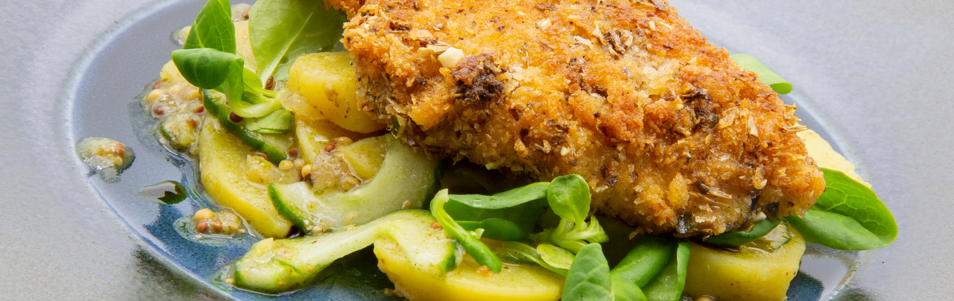 Backhendl auf Kartoffel-Vogerl-Salat