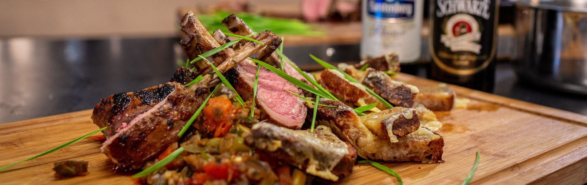 Lammrücken mit Röstbrotraclette und Ratatouille-Gemüse