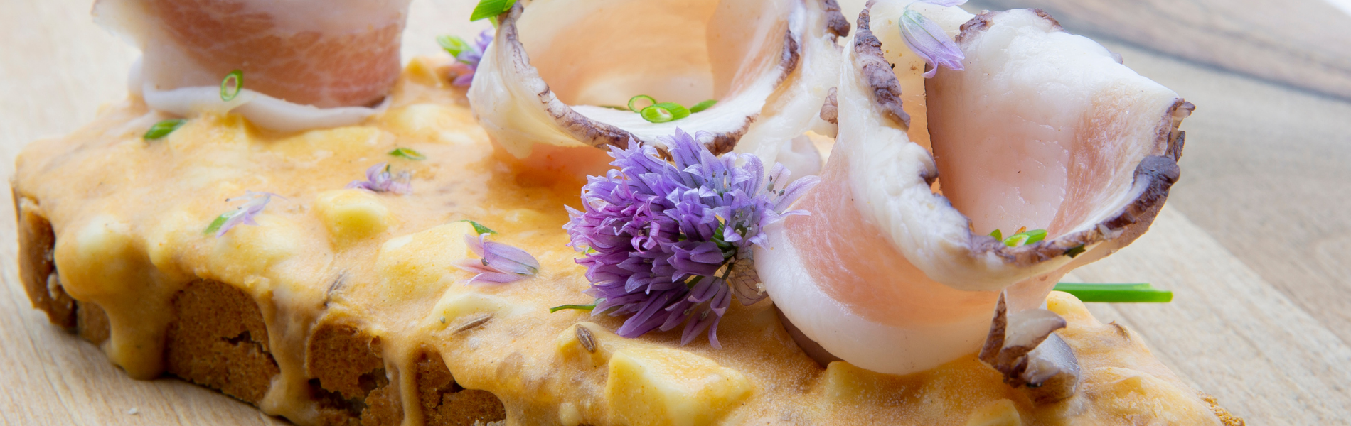 Schweinebacken Speck mit Obazda auf Koriander Brot