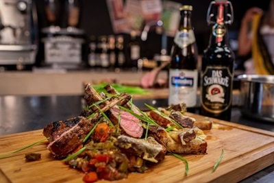 Lammrücken mit Röstbrotraclette und Ratatouille-Gemüse