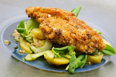 Backhendl auf Kartoffel-Vogerl-Salat