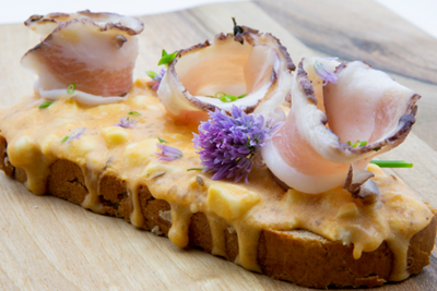 Schweinebacken Speck mit Obazda auf Koriander Brot