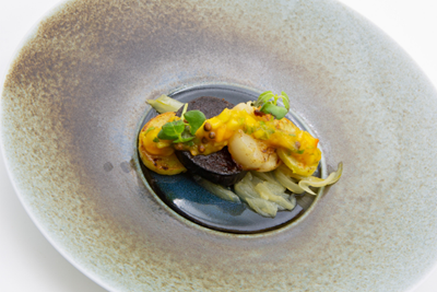 Jakobsmuschel-Blutwurstgröst´l mit Mango-Chili-Räuberbier-Chutney und Zwiebel-Bier Confit