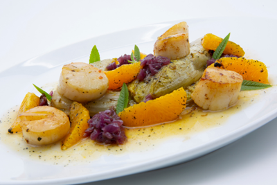 Geschmorter Chicorée mit Jakobsmuscheln und Zwiebelmarmelade