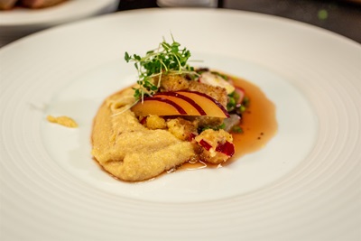 Kalbsrücken mit Pflaumenkruste und Polenta