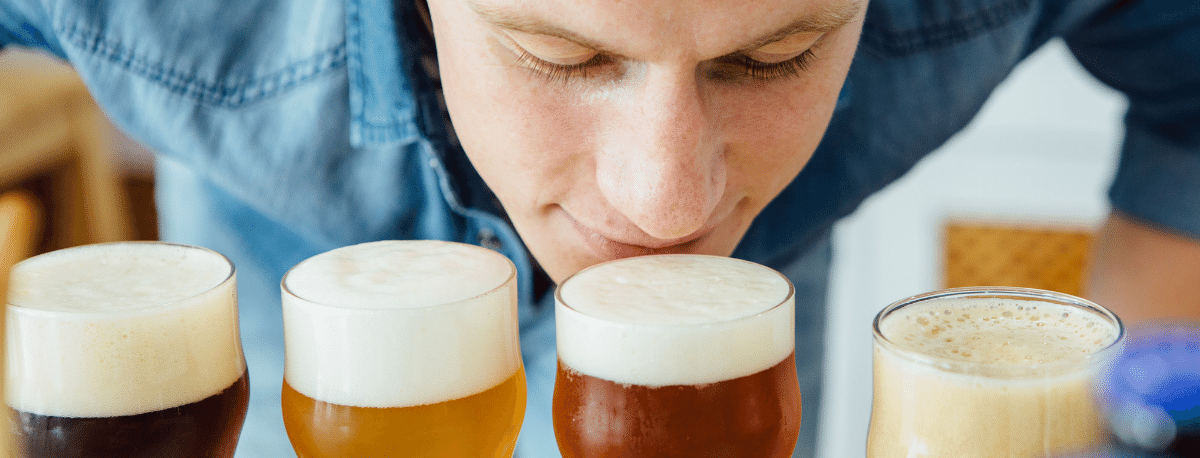 Man riecht an Bier bei Verkostung