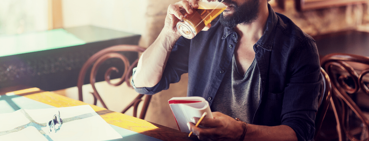 Mann beschreibt Bier