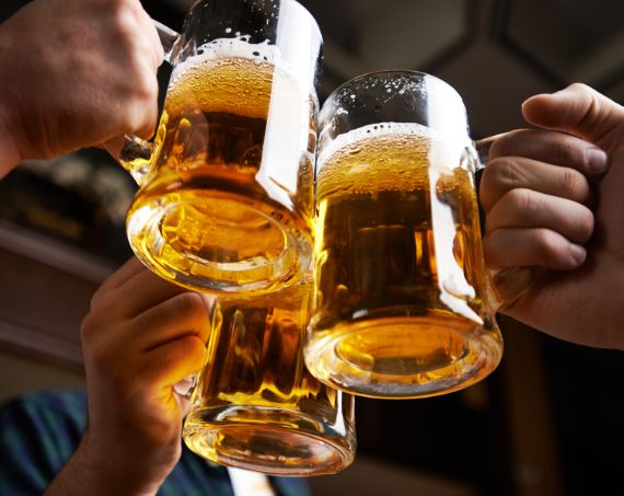 Anstoßen mit Bierkrügen
