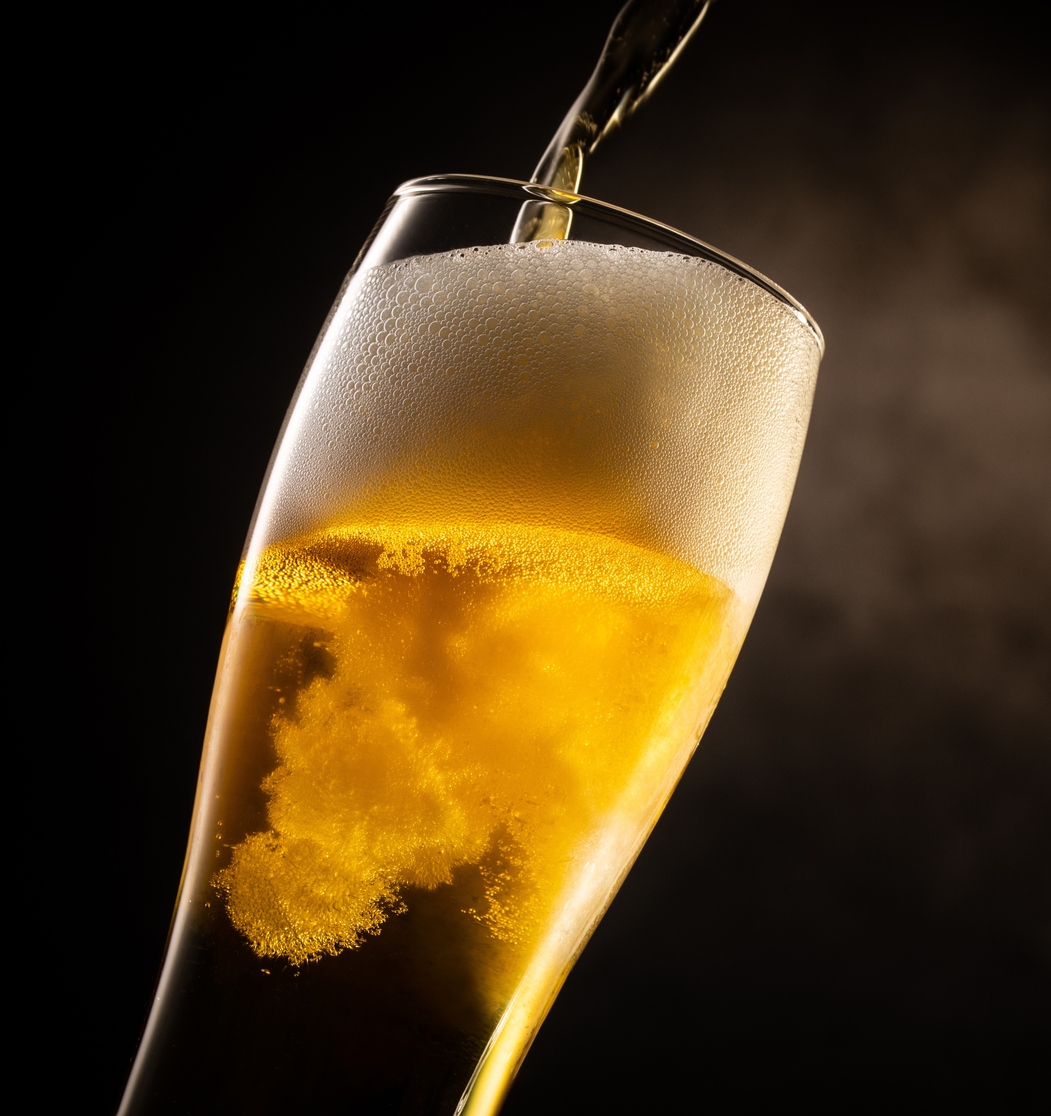 Bier das in ein Bierglas geschenkt wird
